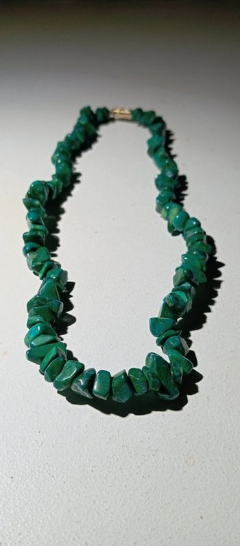 Collier en pierres de malachite