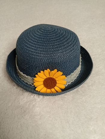 Jolie chapeau avec fleurs de tournesol