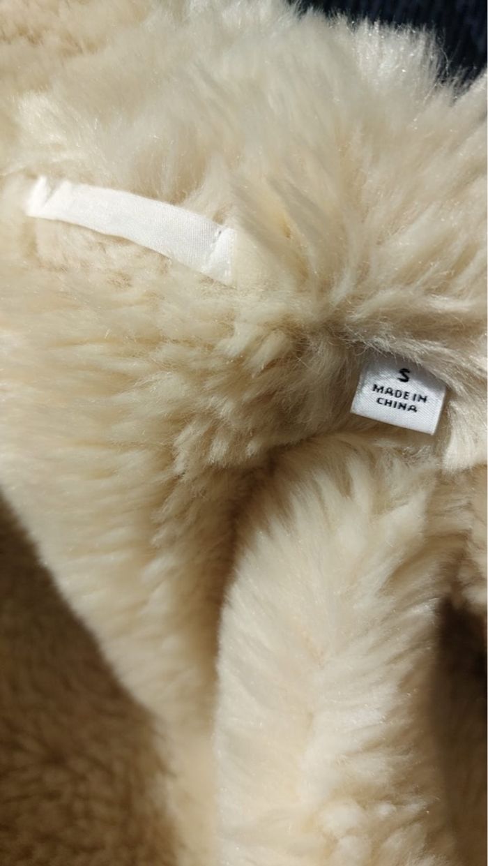 Veste Uniqlo – Manteau effet peau lainée et daim camel taille S en très bon état - photo numéro 4