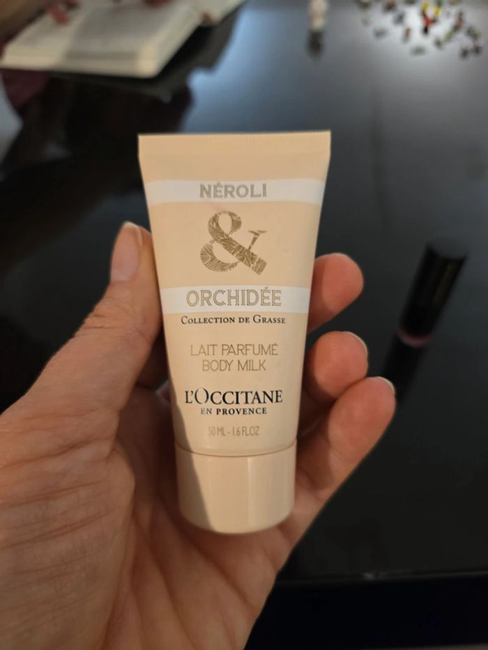 Lot rouge à lèvres Révolution Pro et lait hydratant l'Occitane - photo numéro 2