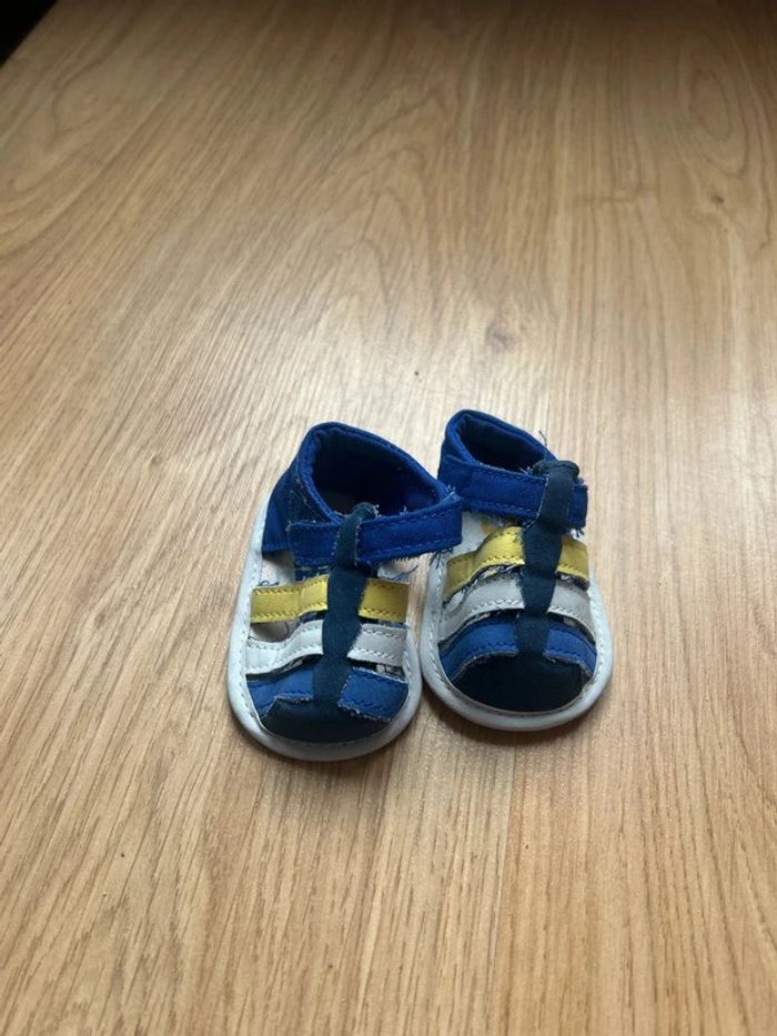 Sandales taille 15/16 neuves