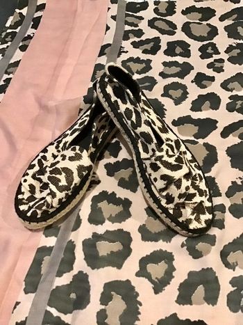 Chaussure plate style espadrille motif  léopard taille 37 marque Guiomar