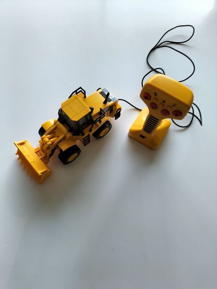 Bulldozer télécommandé filaire