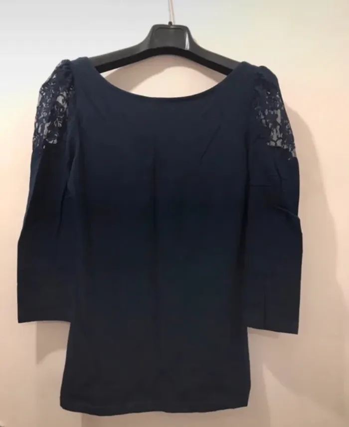 Haut femme h&m à dentelle sur les épaules bleu marine demie manche taille S - photo numéro 2