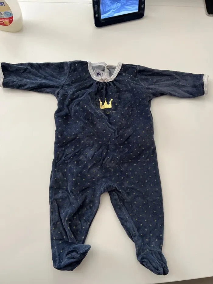 Pyjama velours Petit Bateau – 6 mois (couronne dorée)