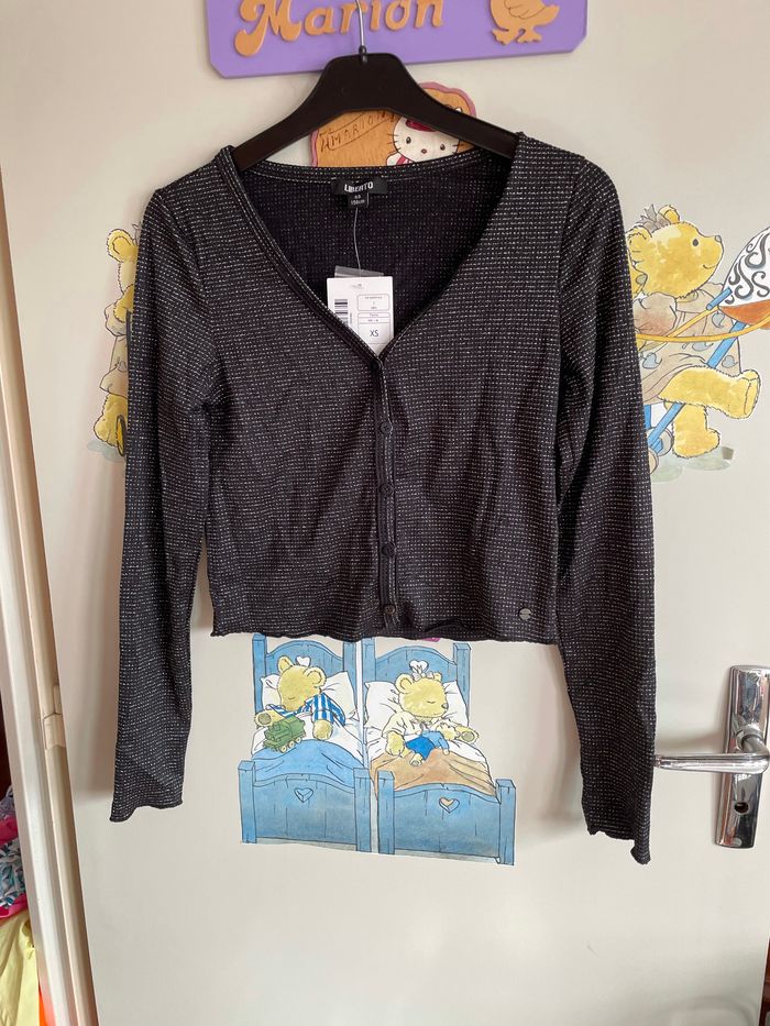 Tee shirt à manches longues noir à liserés argentés, taille Xs, marque Liberto.