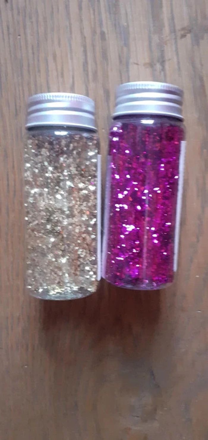 2 flacons paillettes rose et doré environ 44g