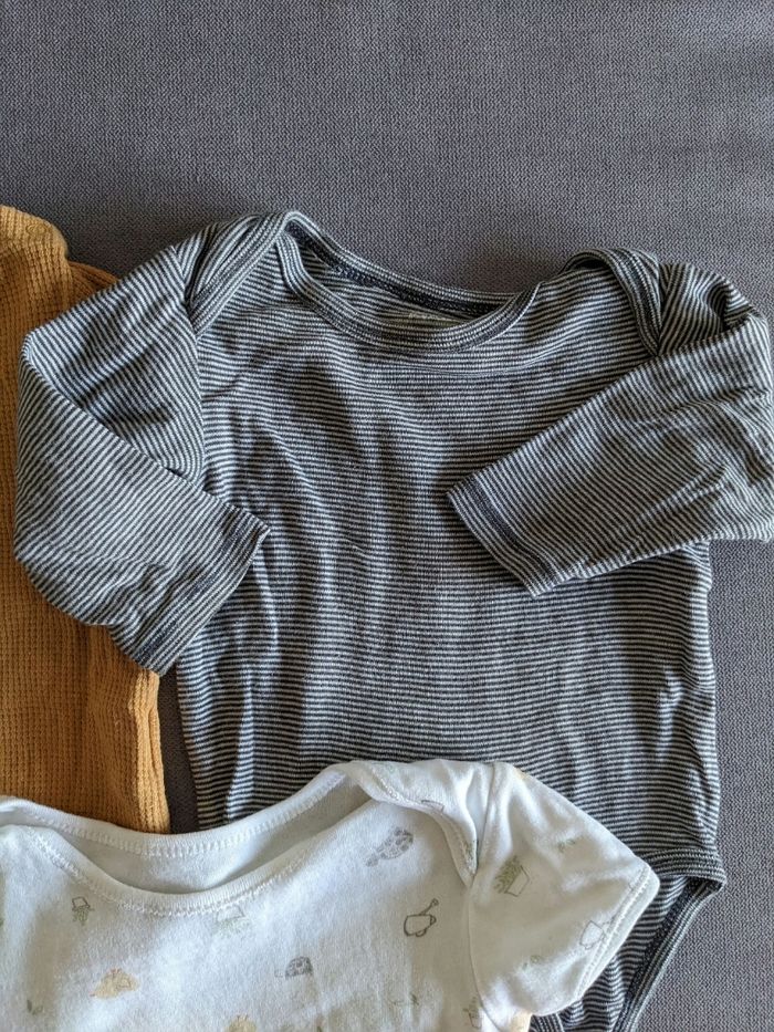 Lot bodies 9 mois - photo numéro 4