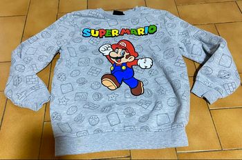 Sweat super Mario 7/8 ans bon état 