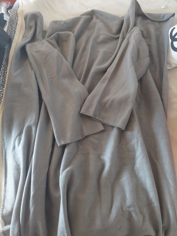 Plaid avec manches gris doux 136X170cm TBE ❄️