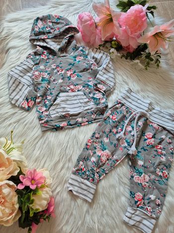 Ensemble sweat à capuche + pantalon fleuri – 80 cm