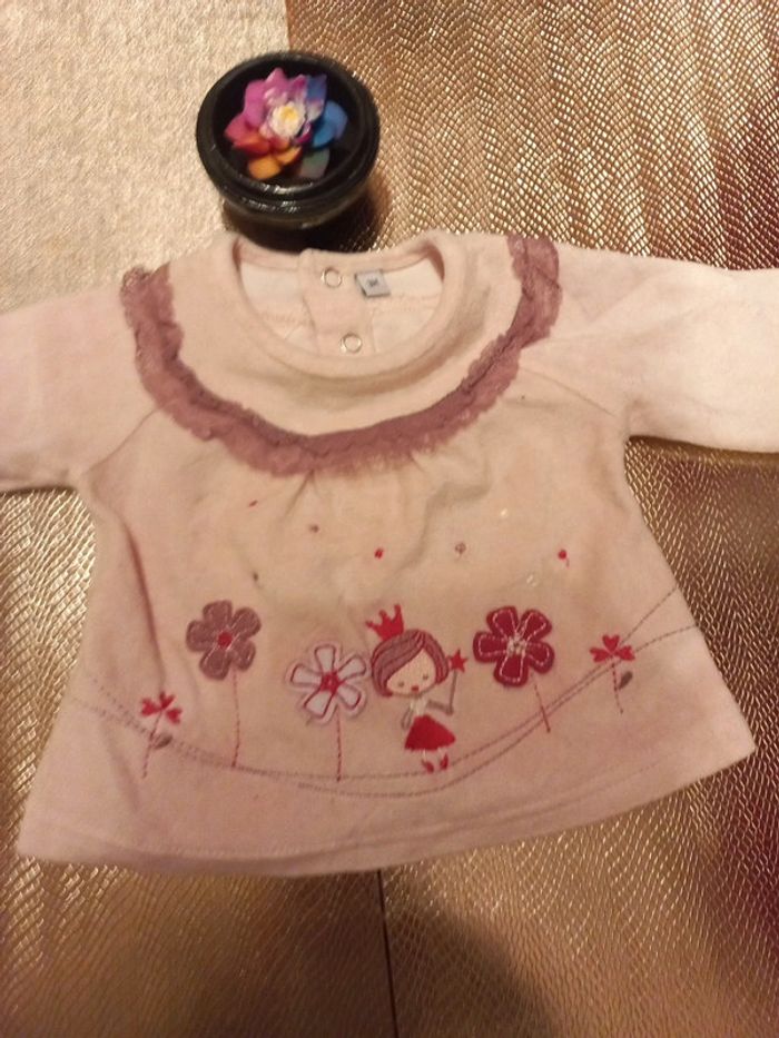 Joli pull velours avec dentelle et fleurs