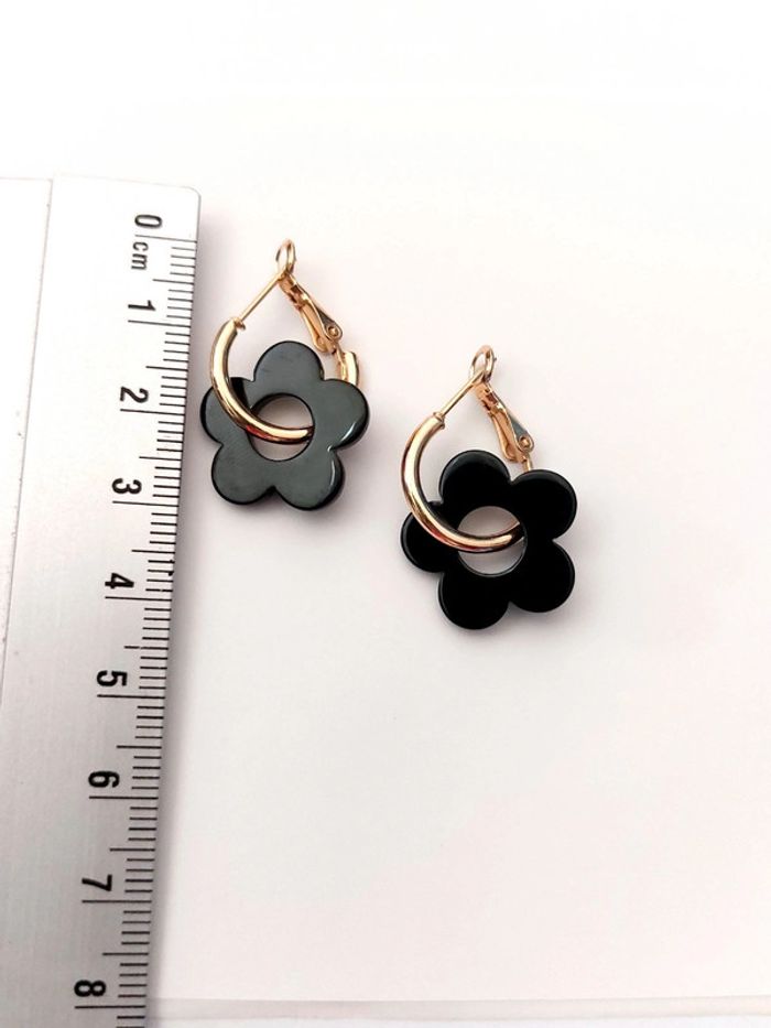 Mini créoles fleurs noires  - acier inoxydable  - tendance bohème - photo numéro 3