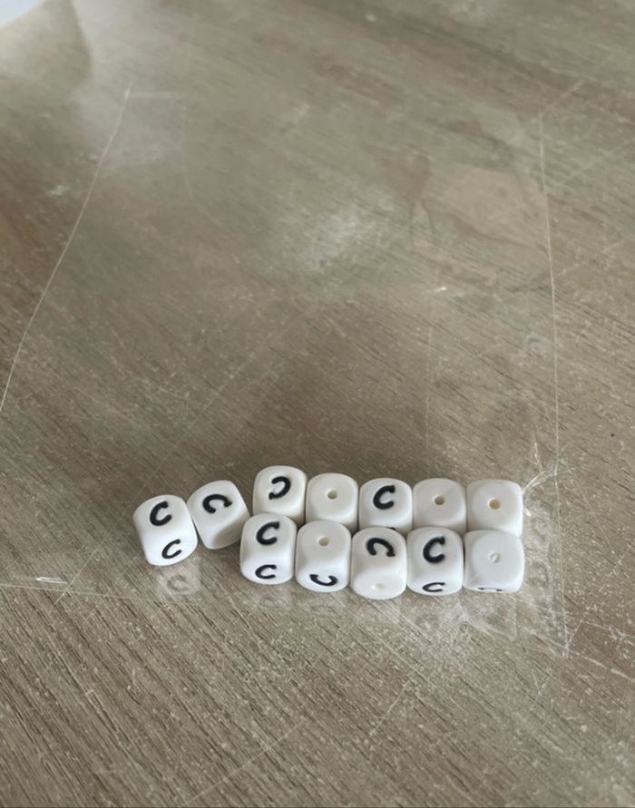 Perle silicone lettre C