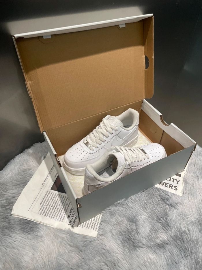 Nouveau Nike Air Force 1 Low Blanc - Taille 42 - photo numéro 4