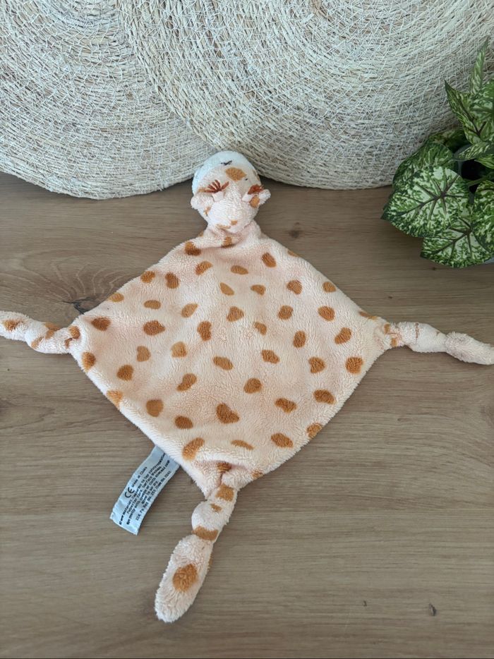 Doudou plat girafe giga saumon marron carréblanc  carré blanc - photo numéro 3