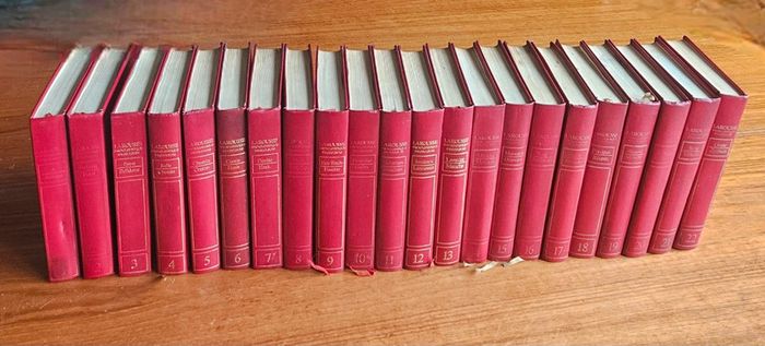 Collection de 22 encyclopédique en couleurs.
Larousse.
En l'état.