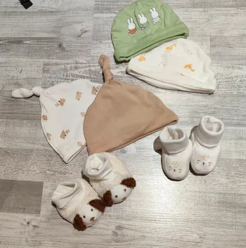 Lot de 4 bonnets et 2 paires de chaussons nouveau né