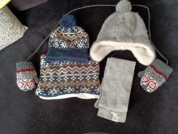 2 bonnets, 1 tour de cou, une paire de gants, une écharpe