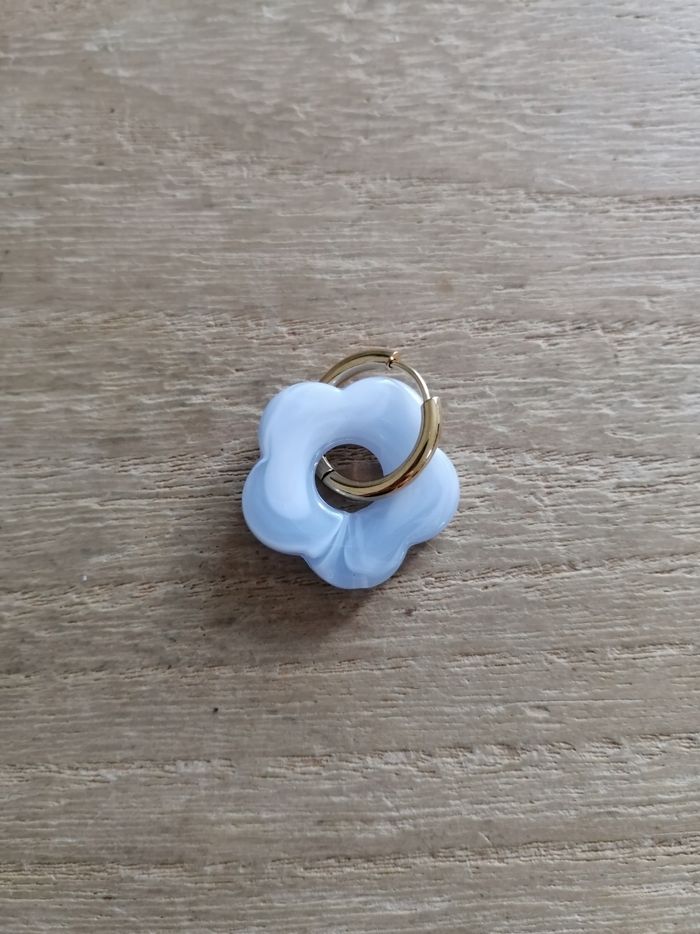 Boucles d'oreilles anneaux dorés en acier inoxydable avec grosse fleur bleue claire neuves - photo numéro 3