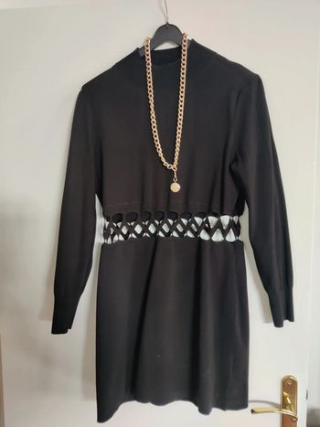 Robe avec découpe travaillée a la taille