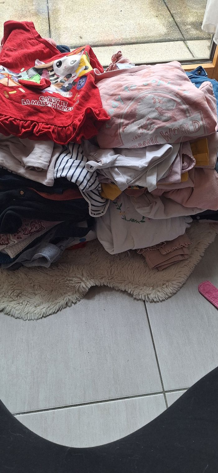 Très gros lot vêtements 2 ans - 73 pièces - photo numéro 2