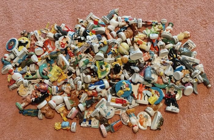 lot n°4 143 fèves Asterix Disney Harry Potter Marsupilami Titeuf dessin animé film animation etc....