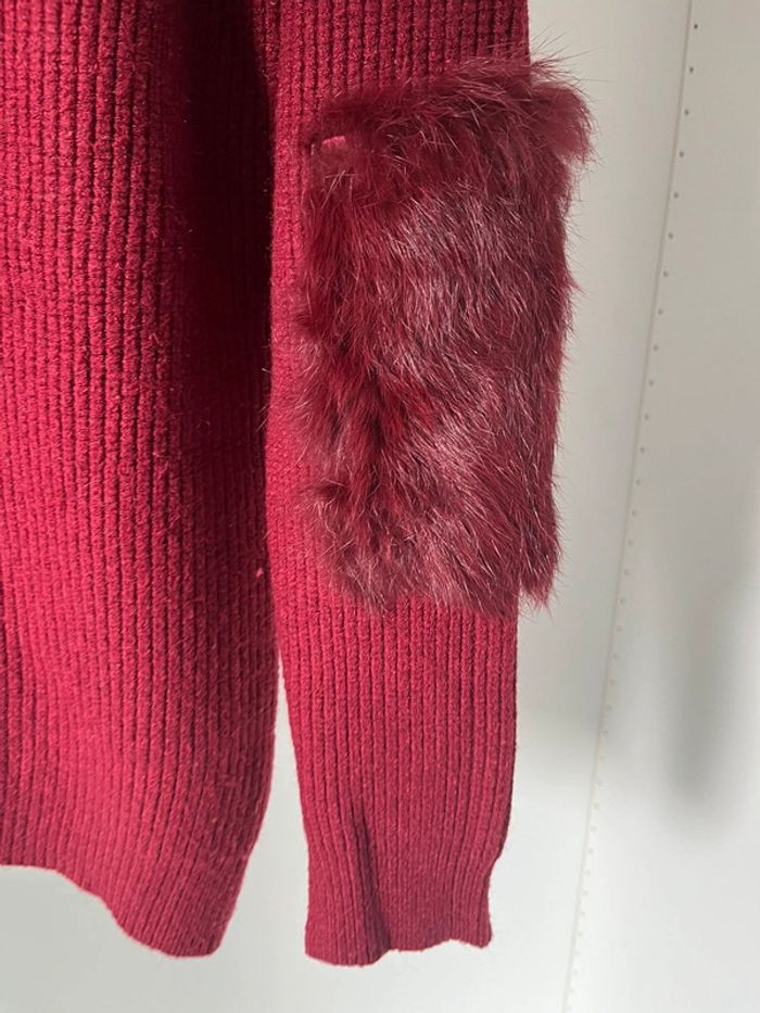 Pull bordeaux avec fausse fourrure sur les coudes - photo numéro 3