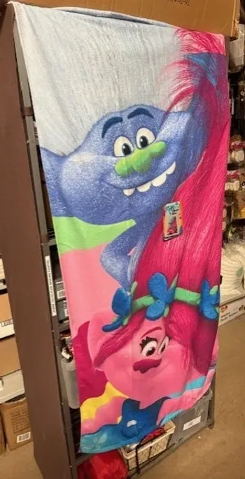 serviette de plage trolls neuve 70 x 140 cm