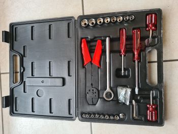 coffret à douilles + pince a denudé et autre Trés utile