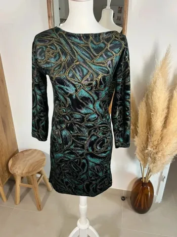 Robe moulante noire et brillante