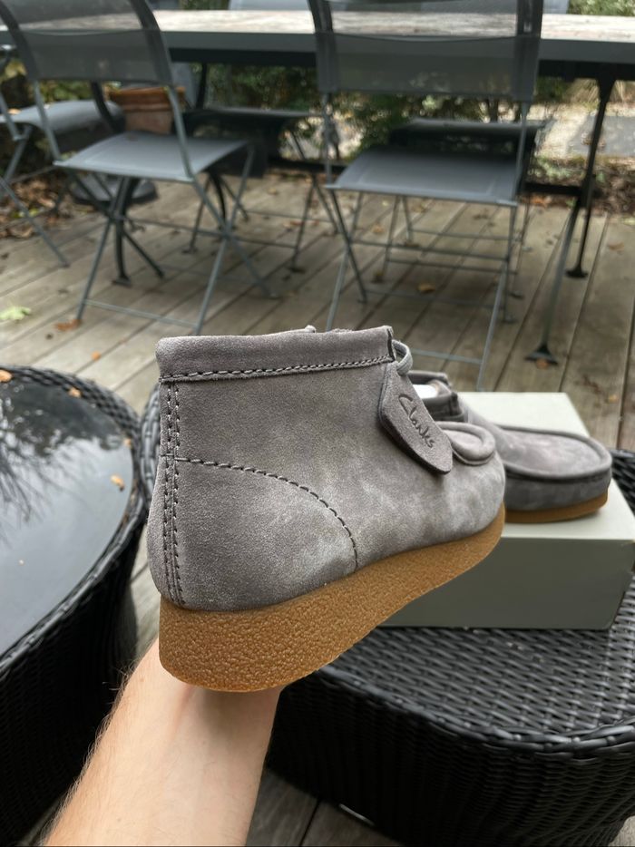 Clarks boots  Wallabee Evo en nubuck - grise - photo numéro 3