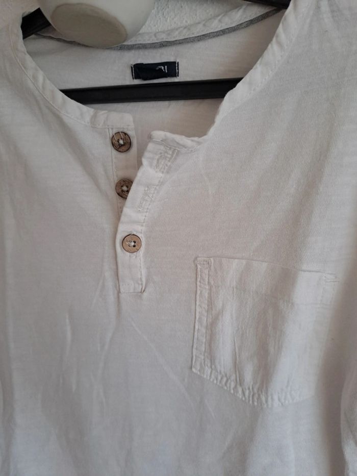 Tee-shirt manches longues blanc serafino boutons bois au col kiabi 8 ans - photo numéro 2