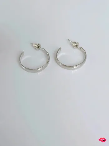Boucles d’oreilles créoles épaisses argentées brillantes – style minimal chic