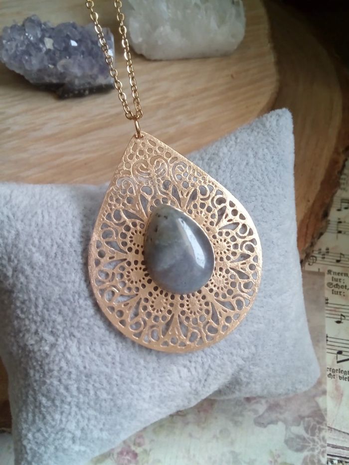 Collier goutte filigranée et sa pierre de labradorite