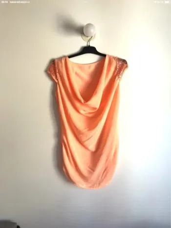 Haut en soie saumon col bénitier et à paillettes sur les épaules taille 36