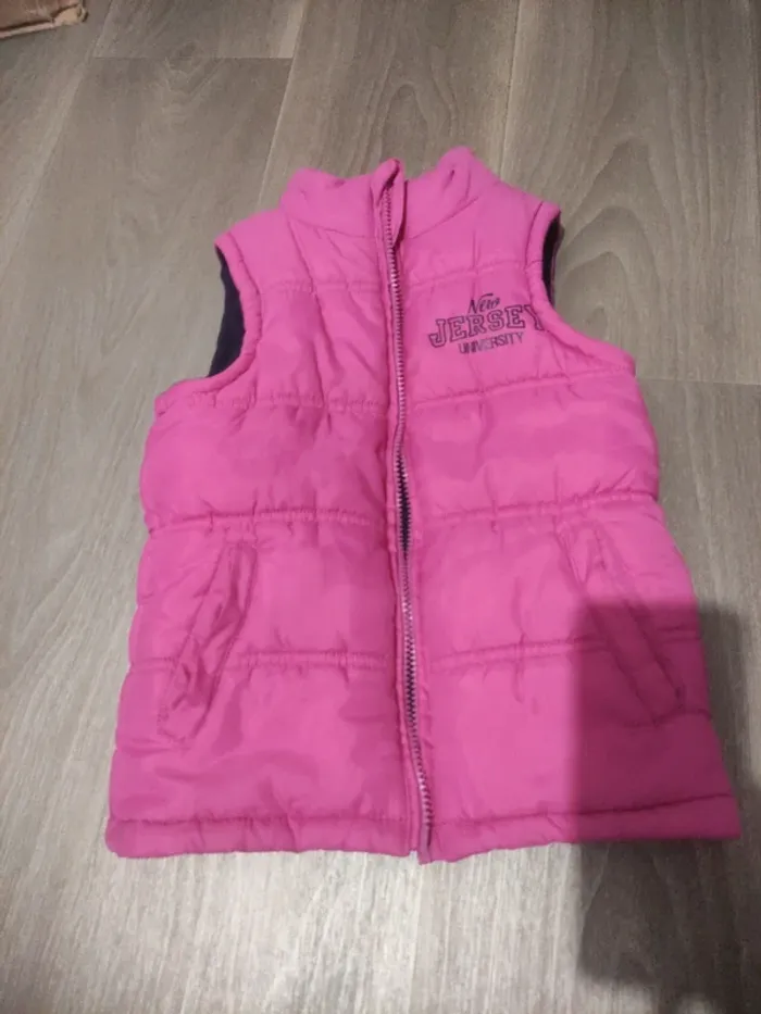 Doudoune manche courte rose en très bon état taille 8 ans