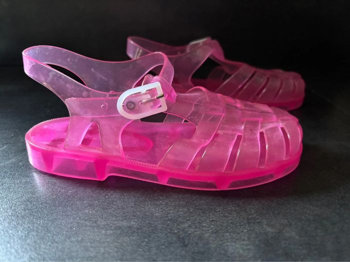 Sandales en plastique taille 28 - photo numéro 2