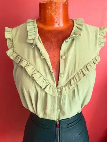 Élégante blouse fluide à volants vert menthe