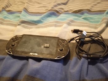 Psvita avec chargeur et carte mémoire