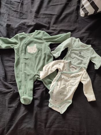 Lot pyjama et 2 bodys orchestra 1 mois