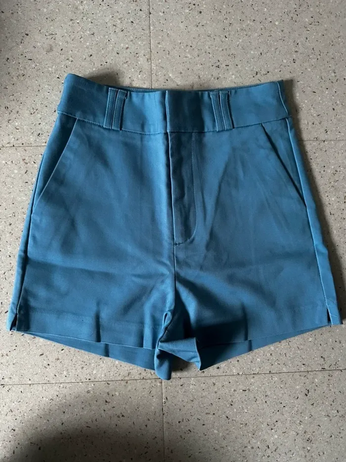Short bleu