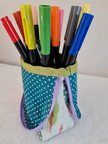 Trousse magique se transformant en pot à crayon