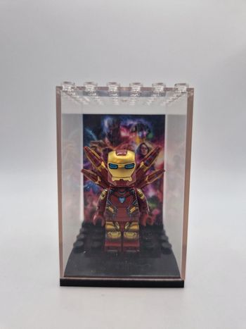 Figurine type lego Iron Man Marvel dans une vitrine individuelle avec fond