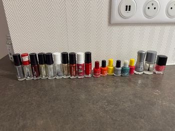 Lot de 19 vernis à ongles