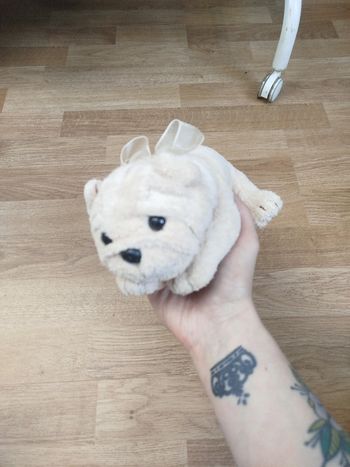 Peluche chiot avec nœud papillon dos