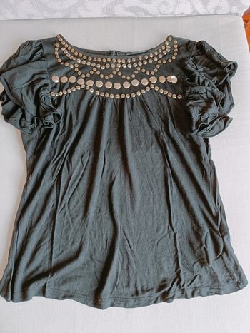 Top noir avec perles dorées