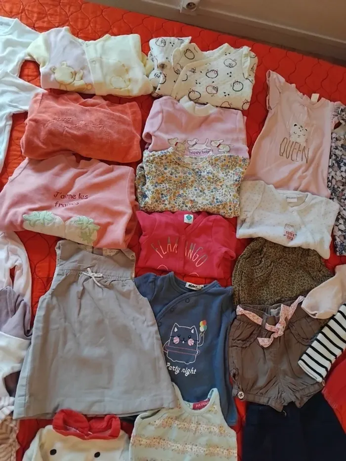 Caisses de vêtements fille 1mois - photo numéro 6