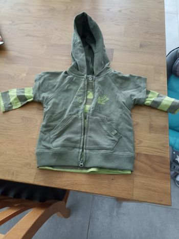 Ensemble d'un sweat shirt et veste