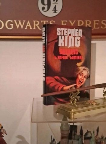 Shining l'enfant lumière de Stephen King en roman relié aux éditions France Loisirs